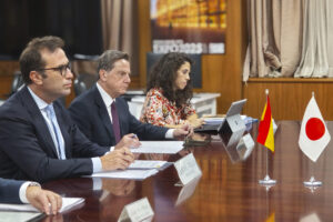 TOKIO, 11/09/2025.- El ministro de Economía, Comercio y Empresa de España, Carlos Cuerpo (i), durante la reunión mantenida este jueves en Tokio con el ministro de Economía, Comercio e Industria de Japón, Yoji Muto. EFE/María Roldán