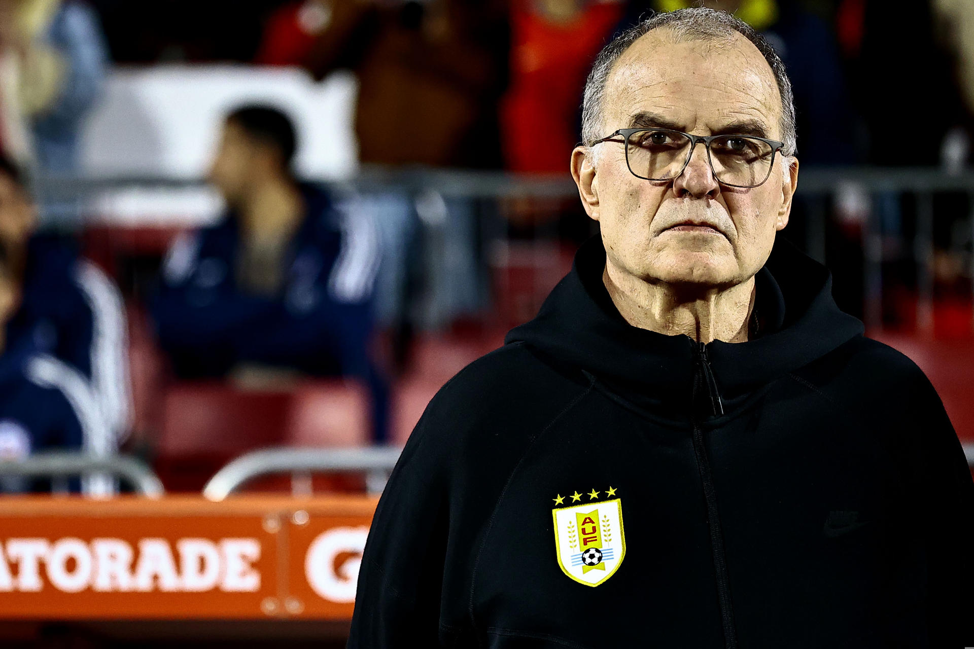 El entrenador de Uruguay, Marcelo Bielsa, reacciona en un partido por las eliminatorias a la Copa Mundial 2026 entre Chile y Uruguay en el estadio Julio Martínez Prádanos, en Santiago (Chile). EFE/ Osvaldo Villarroel