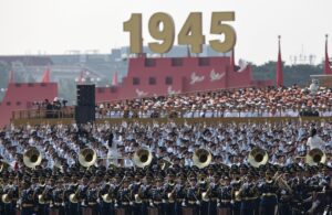 PEKÍN (China), 02/09/2025.- La banda militar y el coro chinos se preparan antes del desfile militar en Pekín, China, el 3 de septiembre de 2025, para conmemorar el 80º aniversario del final de la Segunda Guerra Mundial en el Pacífico. EFE/EPA/ANDRES MARTINEZ CASARES