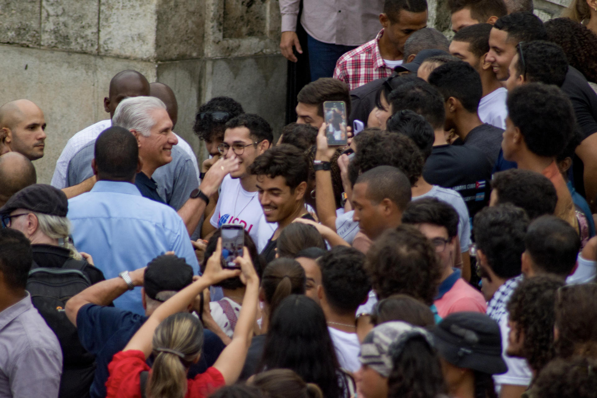 El presidente de Cuba, Díaz-Canel (i-arriba) saluda a los asistentes del concierto del cubano Silvio Rodríguez este viernes, en la escalinata de la Universidad de La Habana, en La Habana (Cuba). EFE/ Otmaro Rodríguez