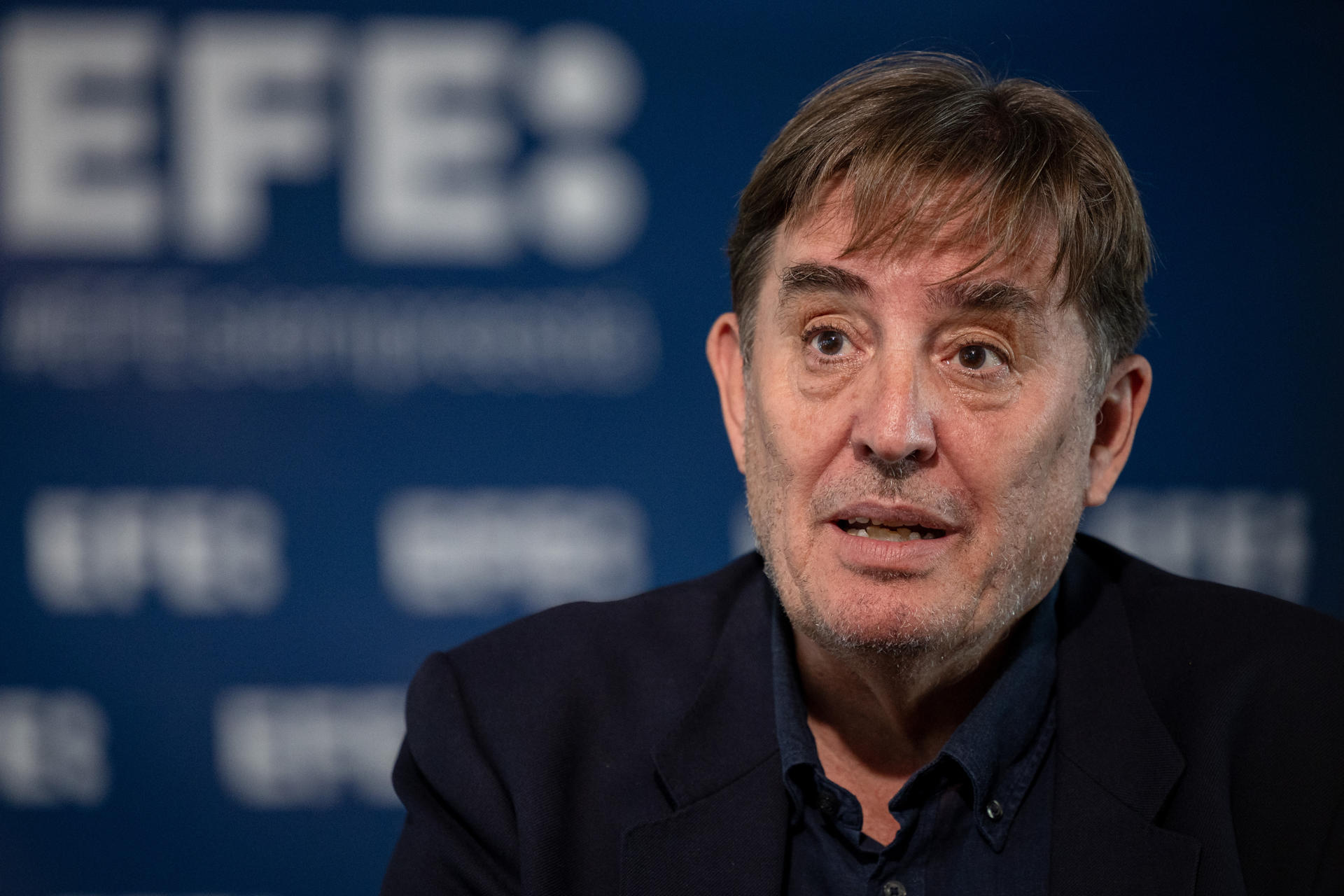 El director del Instituto Cervantes, Luis García Montero, durante una entrevista con EFE en la que ha dicho que no llamar genocidio a lo que está ocurriendo en Gaza, con más de 65.000 muertos y 20.000 de ellos niños, es "querer ocultar una situación de barbarie y de injusticia tremenda". EFE/Daniel González
