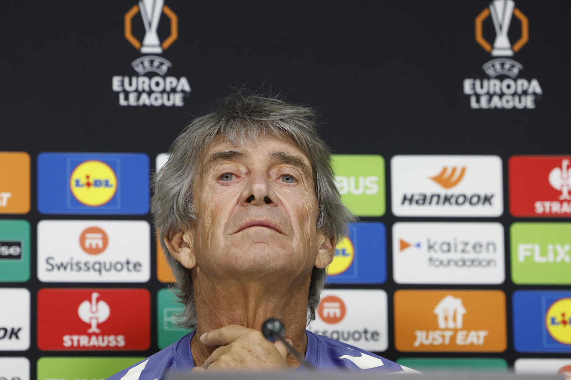El entrenador del Betis, el chileno Manuel Pellegrini, se ha mostrado "muy ilusionado por volver a la Europa League", torneo en el que "las anteriores veces" que participó, fue eliminado "por el campeón (el Eintracht de Fráncfort) y por el Manchester United". EFE/ Julio Muñoz
