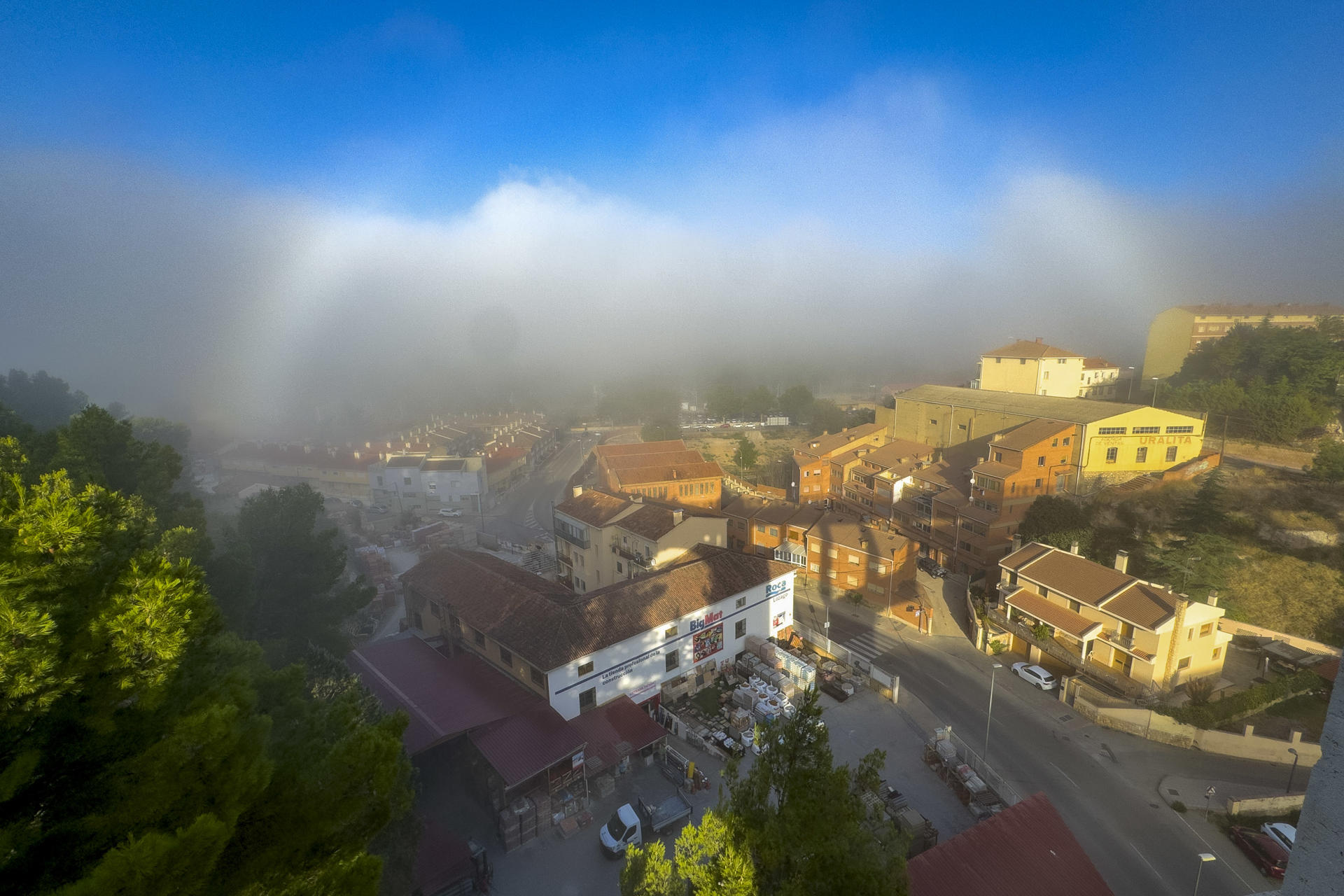 La Agencia Estatal de Meteorología (Aemet) anuncia para este viernes en Aragón celo poco nuboso o despejado con algún intervalo de nubes bajas matinales en la depresión del Ebro y, en el sistema Ibérico, nubosidad de evolución diurna con probabilidad de chubascos por la tarde, sin descartar que sean puntualmente fuertes y ocasionalmente acompañados de tormenta. EFE/ Antonio García