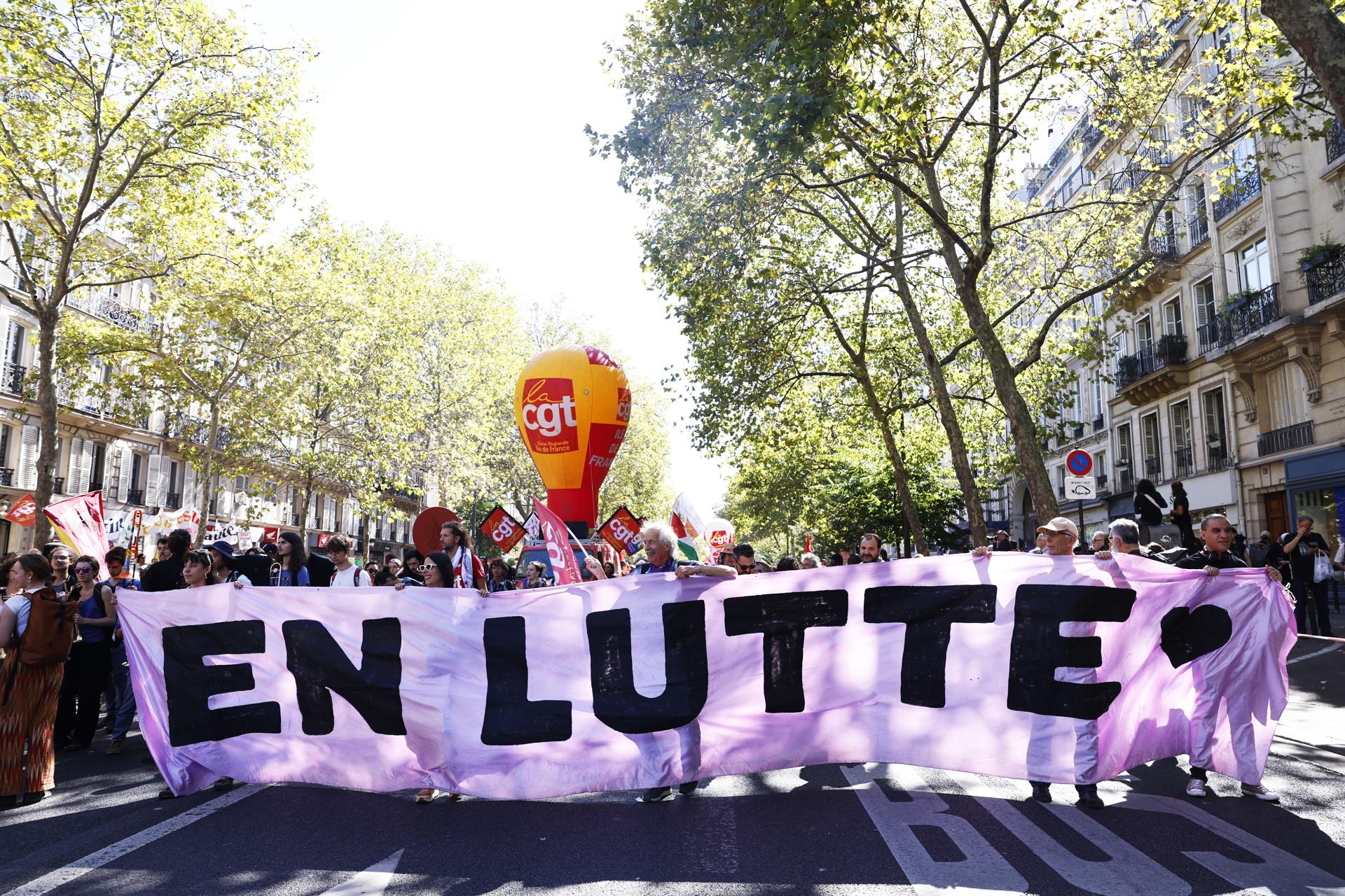 Los manifestantes sostienen este jueves en París una pancarta en la que se lee 'En Lutte' (En Lucha) durante las protestas en Francia convocadas por los sindicatos y otros grupos. EFE/EPA/MOHAMMED BADRA
