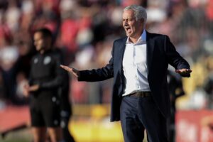 El técnico del Benfica José Mourinho gesticula durante su primer partido con el Benfica en la Liga Portuguesa Lisboa, Portugal, EFE/EPA/MANUEL FERNANDO ARAUJO