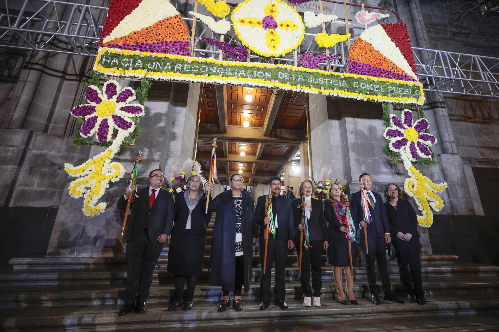 Desde la izquierda los ministros de la Suprema Corte de Justicia de la Nación (SCJN) de México, Irving Espinosa, María Estela Ríos, Lenia Batres, Hugo Aguilar, Yasmín Esquivel, Loretta Ortiz, Giovanni Azael Figueroa y Sará Irene Herrerías, posan durante la ceremonia de inicio de labores este lunes en la Plaza de la Constitución, en Ciudad de México (México). EFE/José Méndez