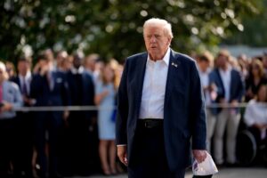 El presidente de Estados Unidos, Donald Trump, camina por el jardín sur de la Casa Blanca antes de abordar el Marine One en Washington, DC, EE. UU., el 26 de septiembre de 2025. EFE/KENT NISHIMURA / POOL