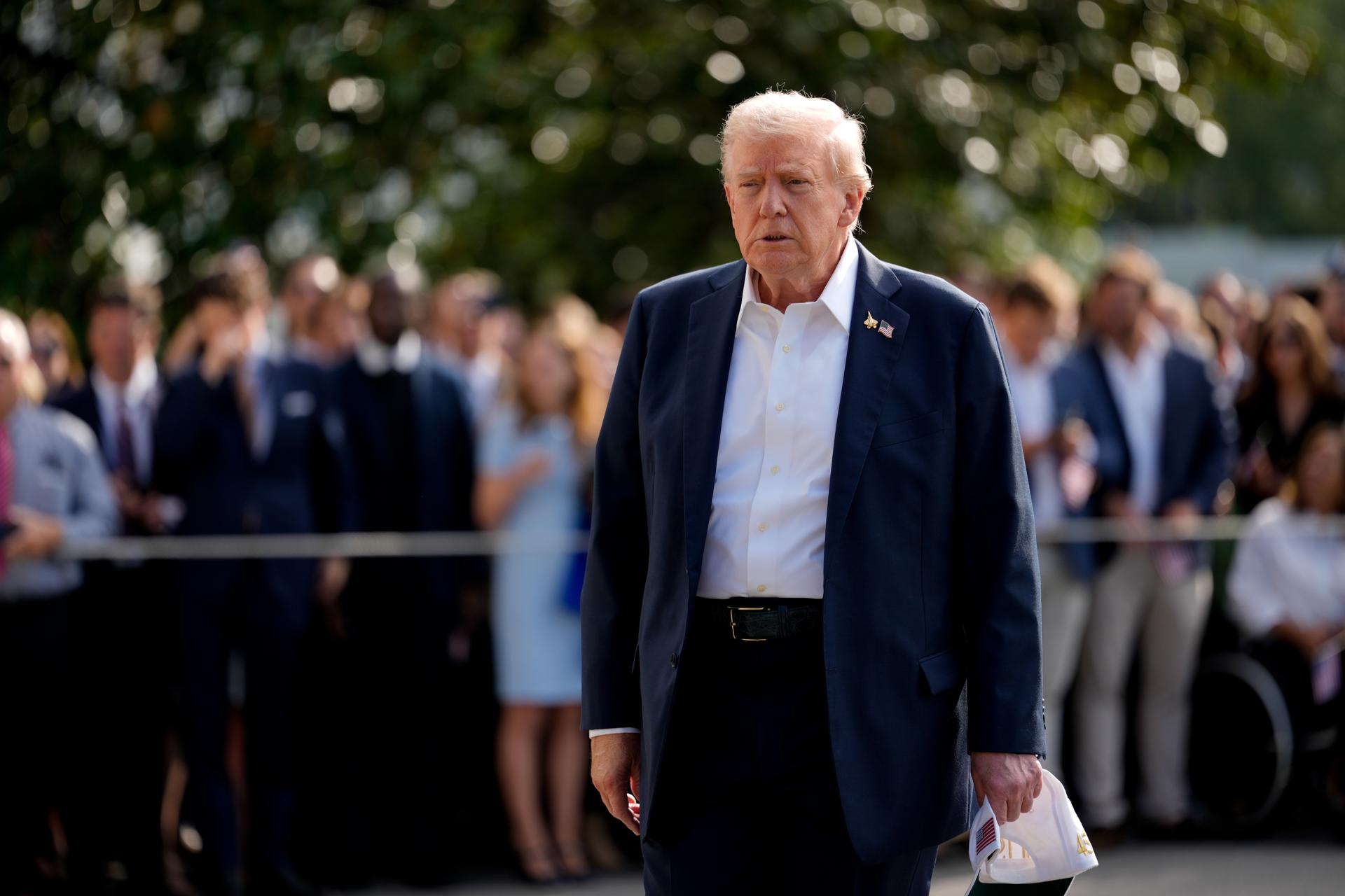El presidente de Estados Unidos, Donald Trump, camina por el jardín sur de la Casa Blanca antes de abordar el Marine One en Washington, DC, EE. UU., el 26 de septiembre de 2025. EFE/KENT NISHIMURA / POOL