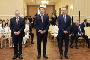 Fotografía cedida por el Ministerio de Exteriores de Paraguay de los nuevos embajadores de Paraguay: en Bolivia, el vicealmirante Enrique Guerrero (i); en Perú, Octavio Ferreira (c), y en Ecuador, Roberto Benítez, durante el juramento de sus cargos ante el presidente de Paraguay, Santiago Peña, en el Palacio de Gobierno este lunes, en Asunción (Paraguay). EFE/ Ministerio de Exteriores de Paraguay