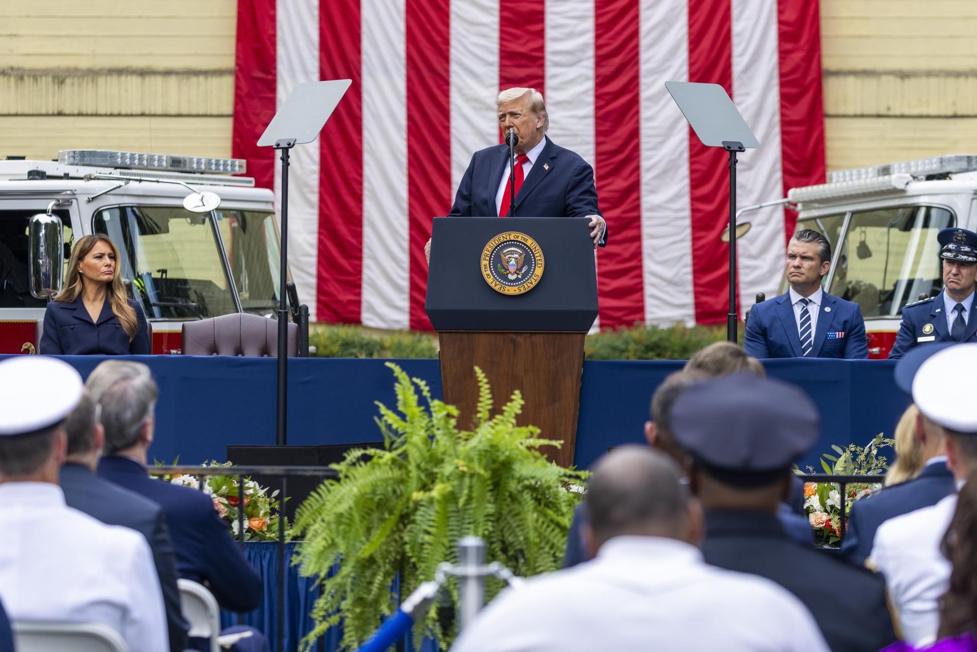 El presidente de Estados Unidos, Donald J. Trump (c), junto a la primera dama Melania Trump (i), el secretario de Guerra, Pete Hegseth (2-d) y el jefe del Estado Mayor Conjunto, general Dan Caine (d), ofrece un discurso durante una ceremonia para conmemorar el 24.º aniversario del atentado terrorista del 11 de septiembre en el Pentágono, en Arlington, Virginia. EFE/EPA/SHAWN THEW
