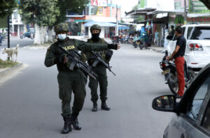 Fotografía de archivo que muestra a policías en un puesto de control en Saravena (Colombia). EFE/ Mauricio Dueñas Castañeda