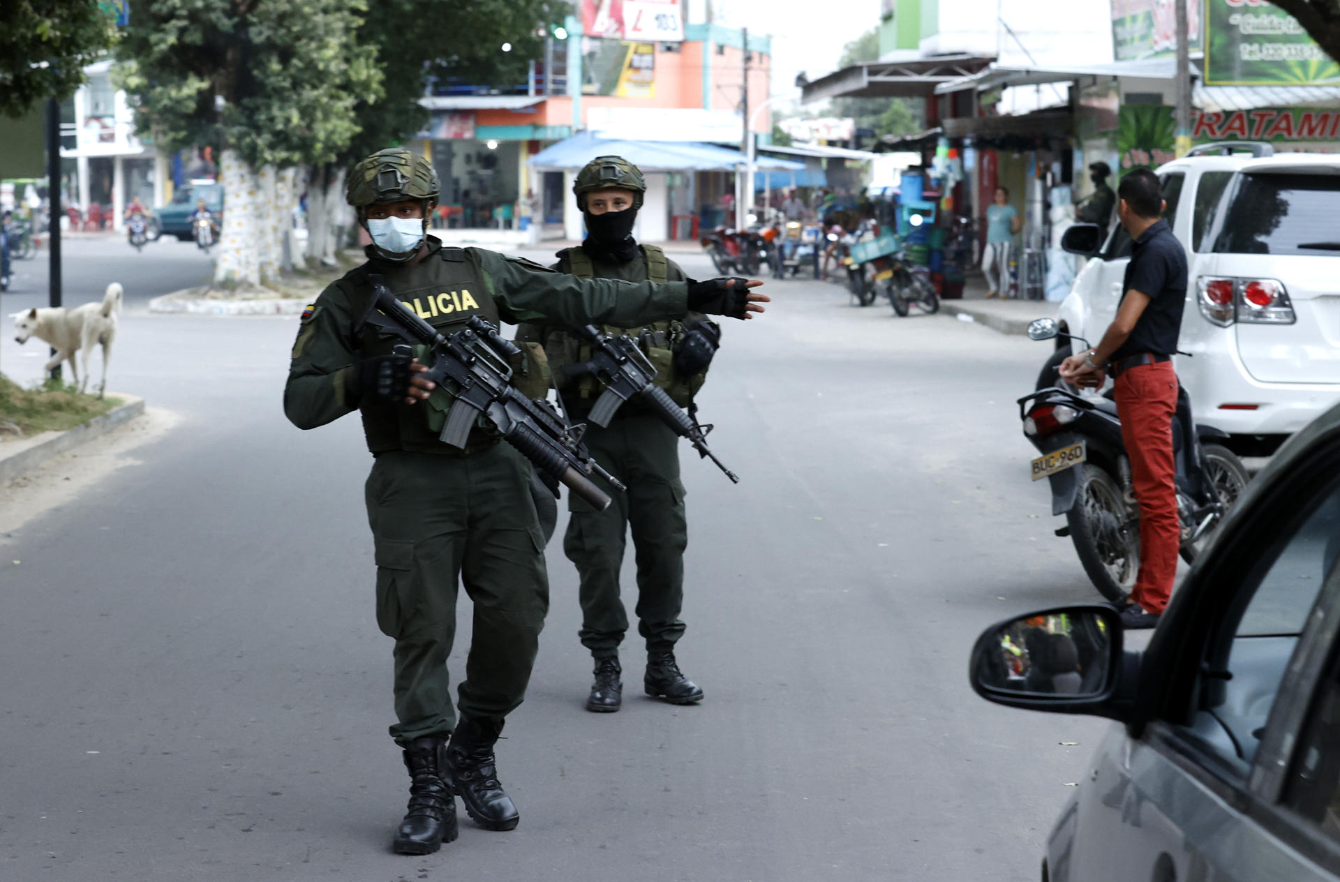 Fotografía de archivo que muestra a policías en un puesto de control en Saravena (Colombia). EFE/ Mauricio Dueñas Castañeda