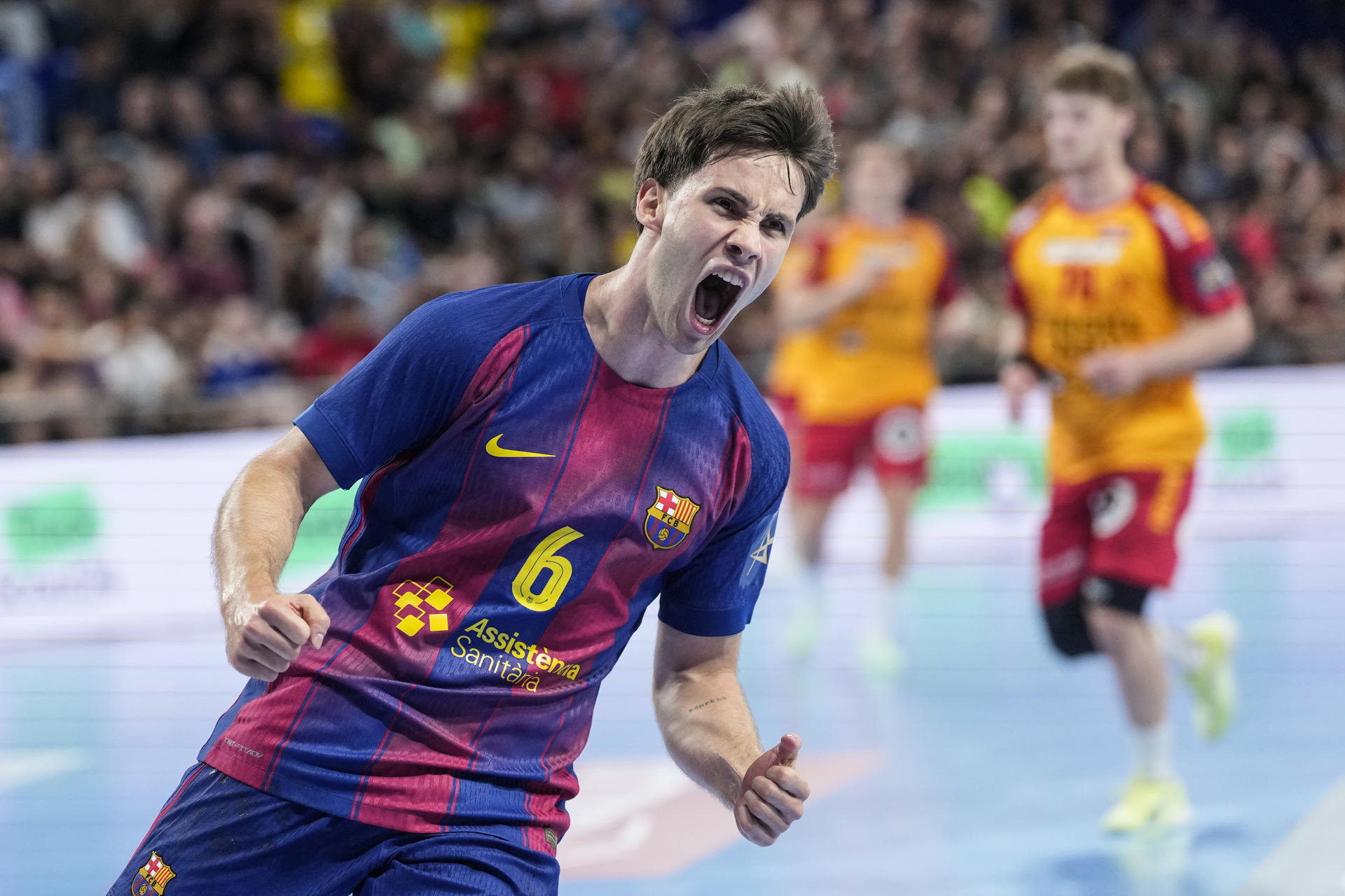El extremo izquierdo del Barça Dani Fernández celebra un gol durante el partido de Liga de Campeones de balonmano que Barça y GOG Gudme disputan hoy jueves en el Palau Blaugrana. EFE/Alejandro García