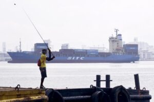 En la imagen de archivo, un barco contenedor navega por la Bahía de Manila, Filipinas. EFE/EPA/FRANCIS R. MALASIG