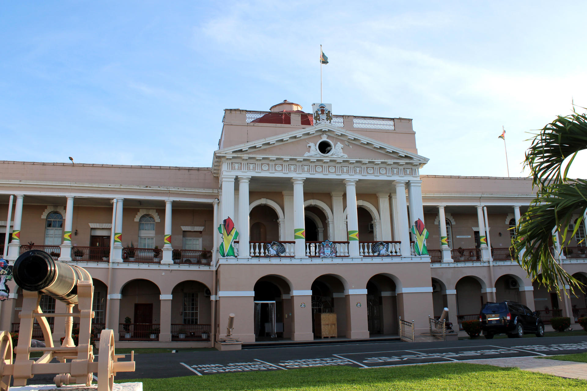 Fotografía que muestra la fachada del Parlamento este martes, en Georgetown (Guyana). EFE/Nazima Raghubir