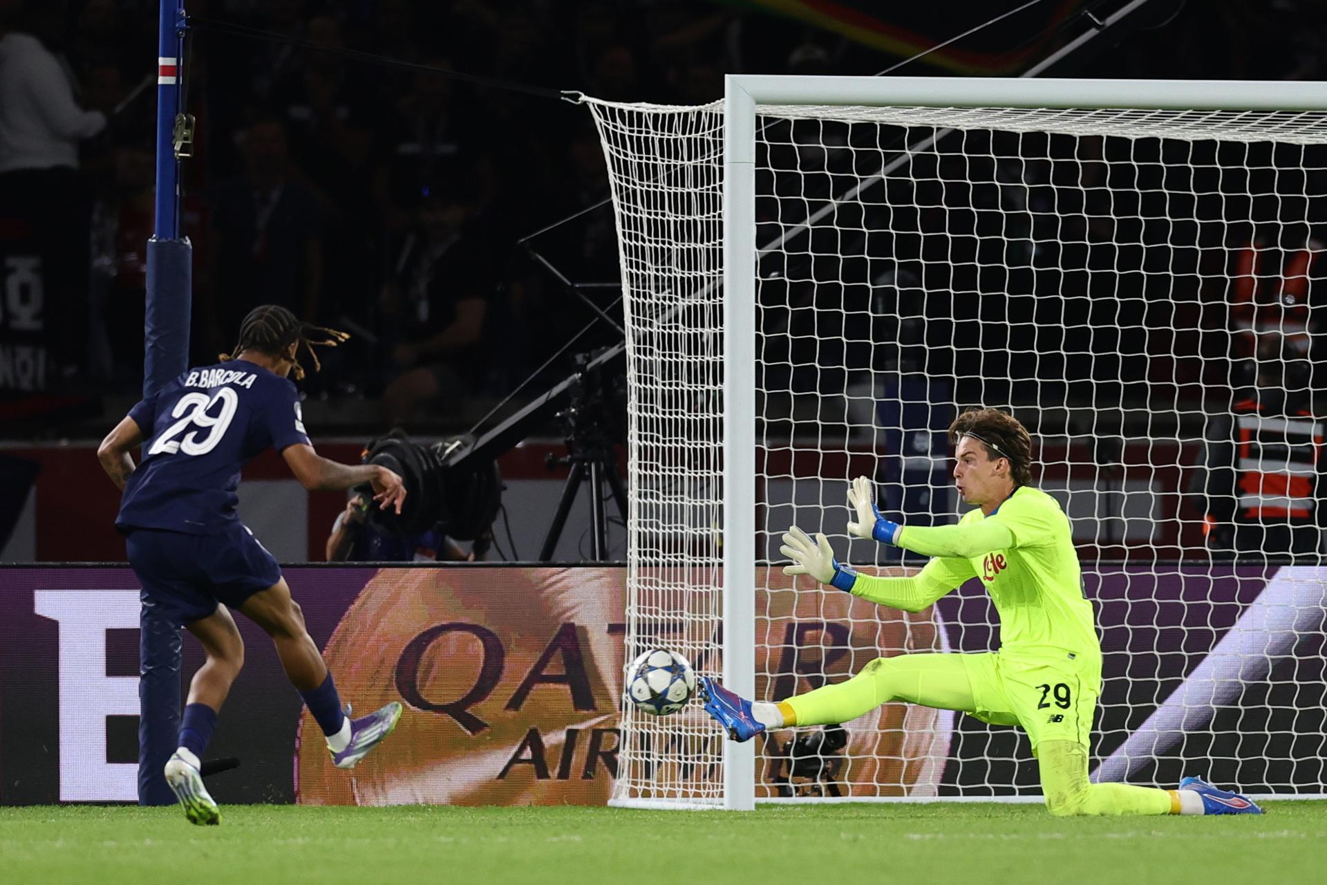 El jugador del PSG- Bradley Barcola marca durante el partido de la fase de liga de la UEFA Champions League league que han jugado Paris Saint-Germain y Atalanta BC en París, Francia. EFE/EPA/TERESA SUAREZ
