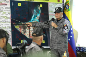 Fotografía cedida del ministro de defensa, Vladimir Padrino López señalando un mapa durante un acto militar este 17 de septiembre de 2025, en Caracas (Venezuela). EFE/ Prensa del Palacio De Miraflores