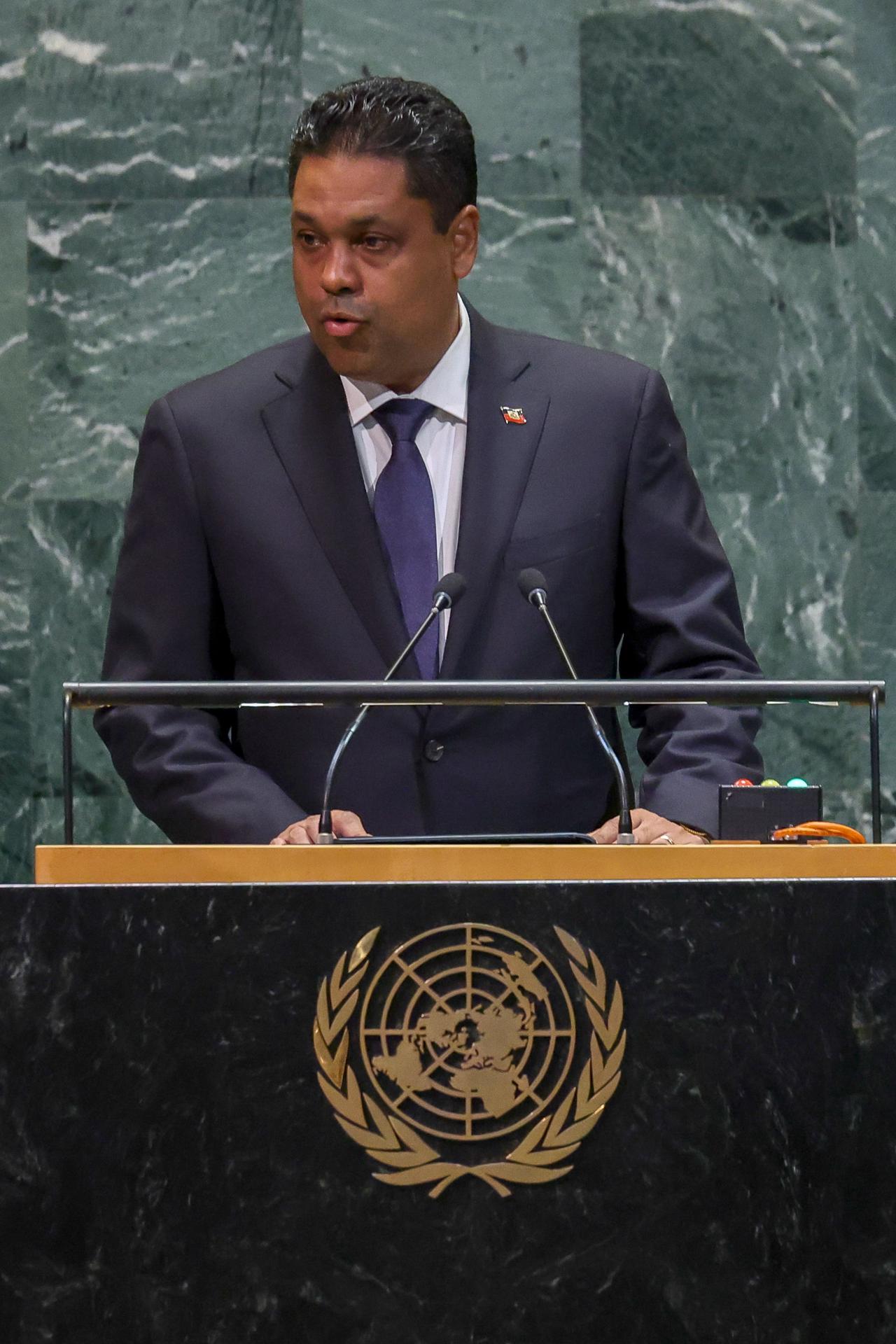 El presidente del Consejo Presidencial de Transición de Haití, Laurent Saint-Cyr, al intervenir en la 80 Asamblea General de las Naciones Unidas, este jueves 25 de septiembre, en la sede de la ONU, en Nueva York (NY, EE.UU.). EFE/Sarah Yenesel
