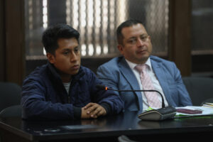 El bombero Josué Francisco Buch Cúmez (i) junto a su abogado defensor asisten a una audiencia este martes, en el Tribunal de Mayor Riesgo B, en Ciudad de Guatemala (Guatemala). EFE/ Mariano Macz