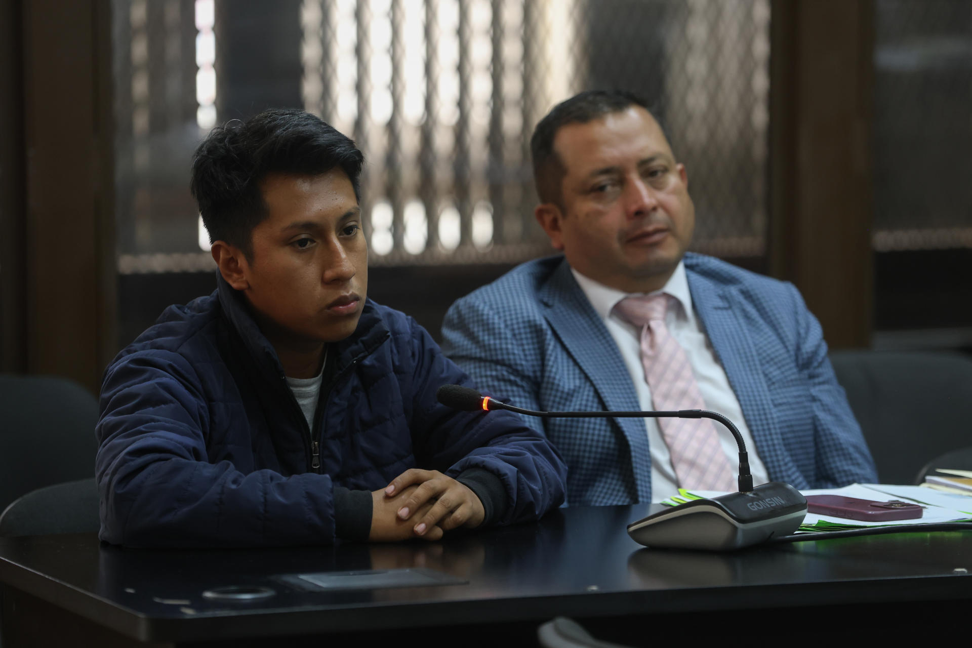 El bombero Josué Francisco Buch Cúmez (i) junto a su abogado defensor asisten a una audiencia este martes, en el Tribunal de Mayor Riesgo B, en Ciudad de Guatemala (Guatemala). EFE/ Mariano Macz
