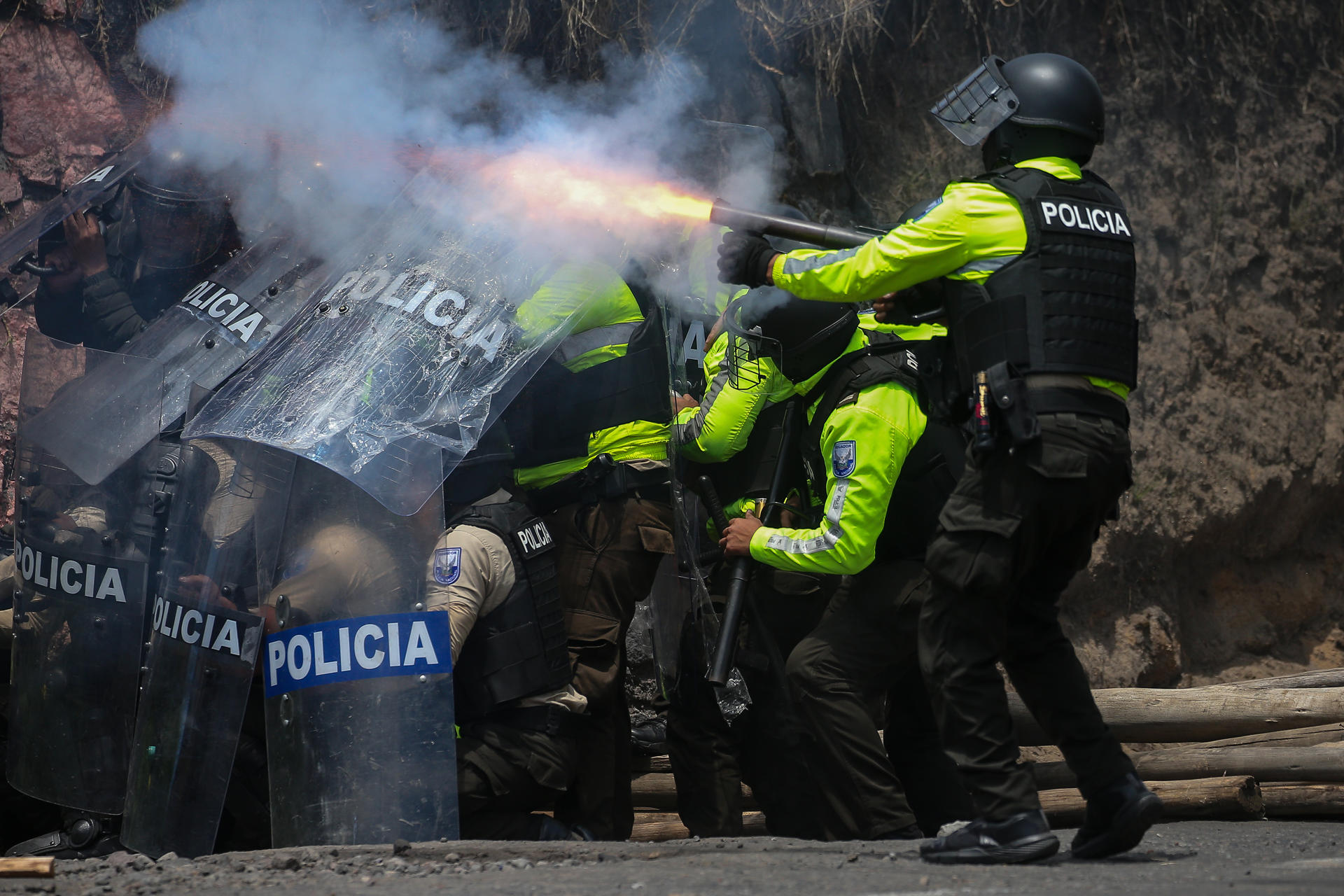 Un escuadrón de la Policía de Ecuador fue captado este martes, 23 de septiembre, al enfrentarse con manifestantes, en la avenida panamericana norte, en Tabacundo (Ecuador). EFE/José Jácome