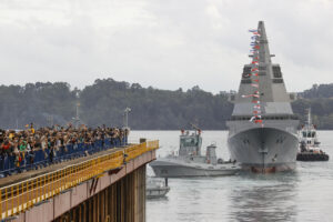 Un momento de la celebración de la botadura de la primera fragata de la serie F-111, construida en la planta para la Armada española este jueves, en Ferrol (A Coruña). La fragata F-111 Bonifaz, la primera unidad de la serie F-110, es la más moderna de la Armada española, la debutante de las cinco que el astillero público Navantia va a construir y una apuesta firme en defensa para España. EFE/ Kiko Delgado