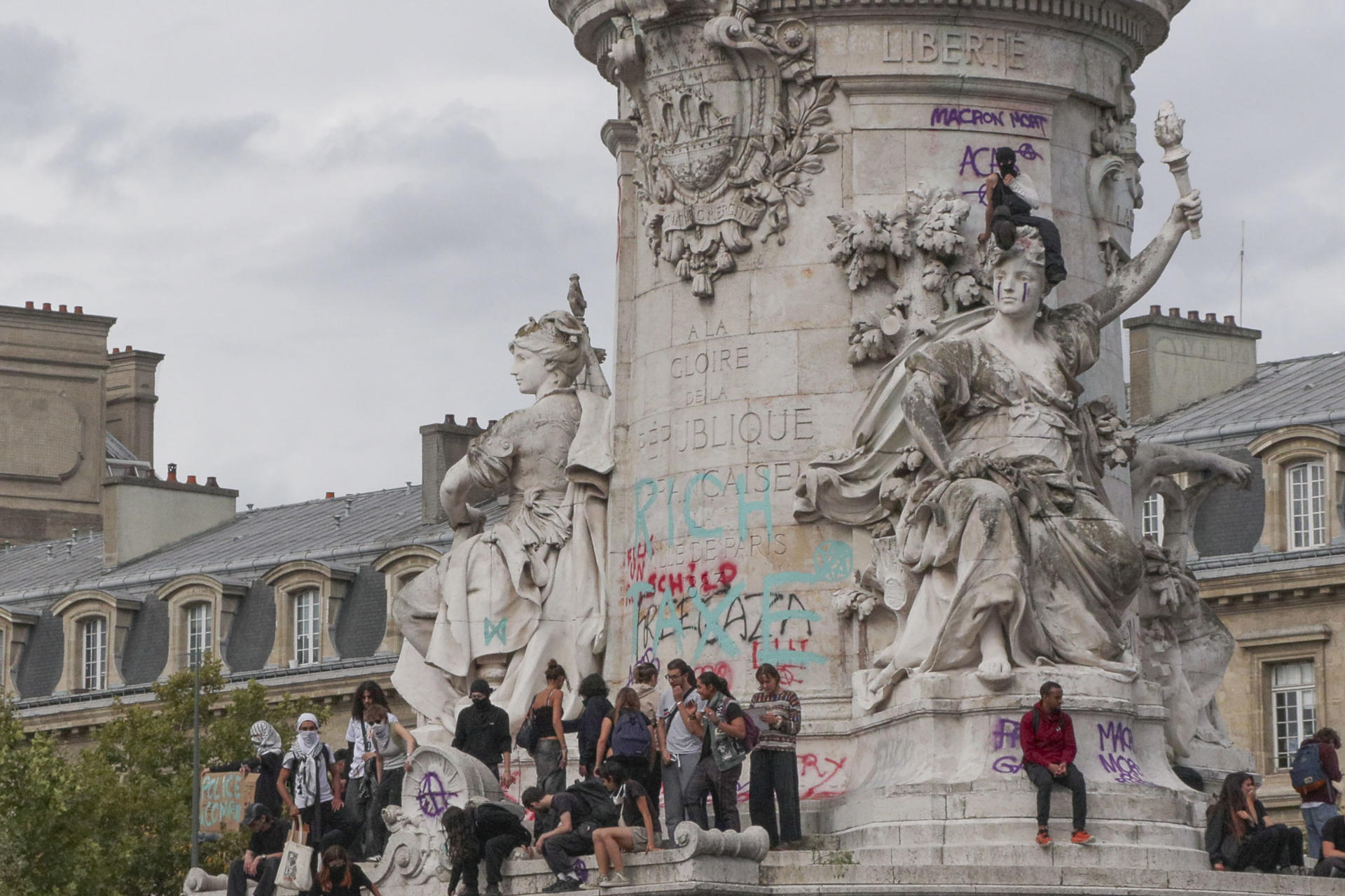 Cerca de 200 personas han sido detenidas en Francia hasta media mañana de este miércoles en las operaciones de las fuerzas del orden para impedir medio centenar de bloqueos registrados, sobre todo en autopistas e infraestructuras de transportes, al comienzo de la jornada de protestas contra los ajustes presupuestarios. EFE/ Edgar Sapiña Manchado
