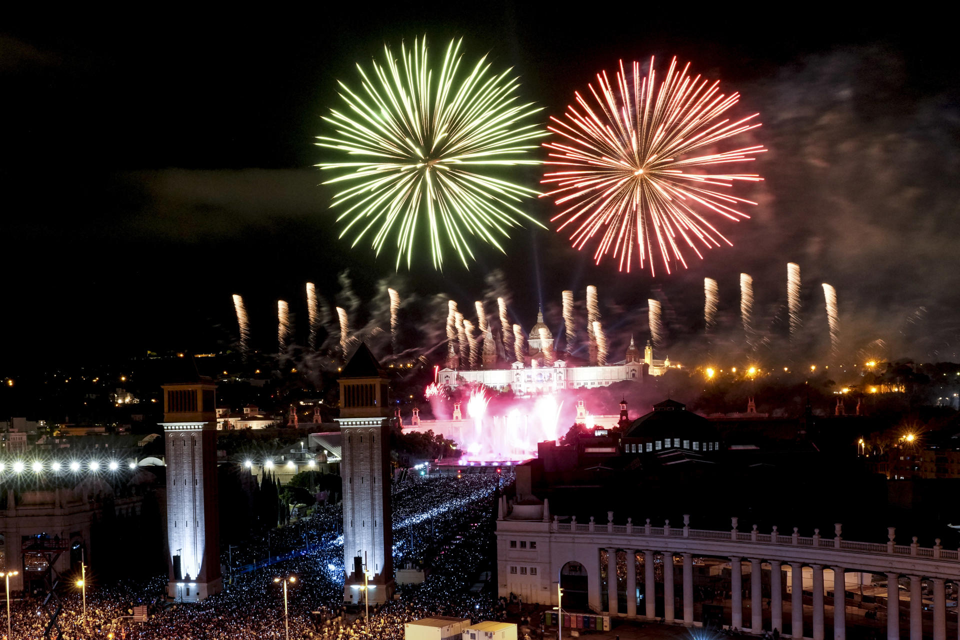 Imagen de los fuegos artificiales durante la clausura de las Fiestas de la Mercè hoy domingo en Barcelona. EFE/Enric Fontcuberta.