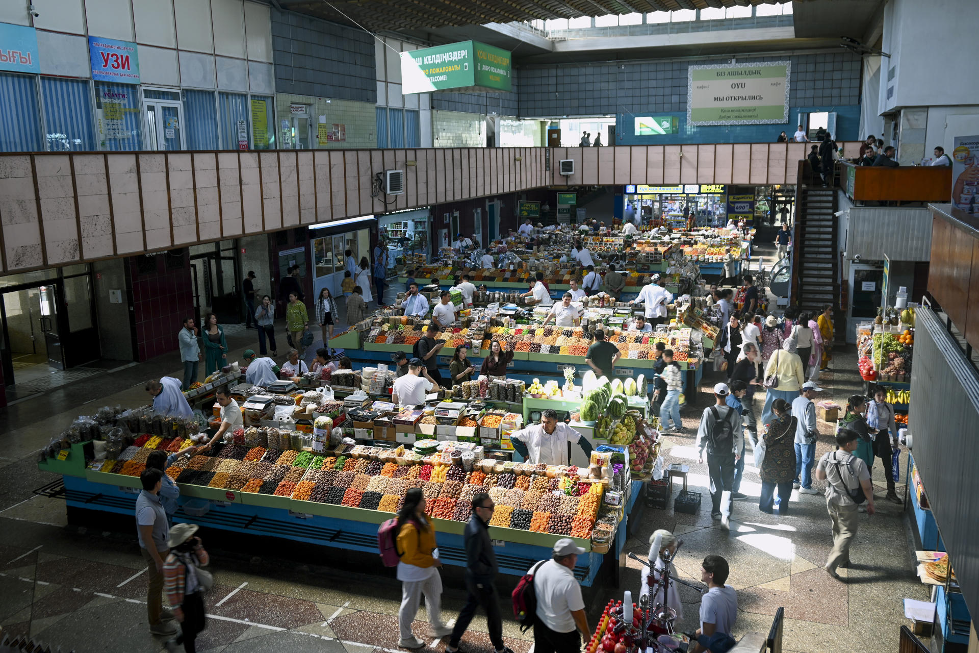Vista del Bazar Verde, como es conocido el principal mercado de la ciudad de Almaty, Kazajistán. EFE/Ignacio Ortega
