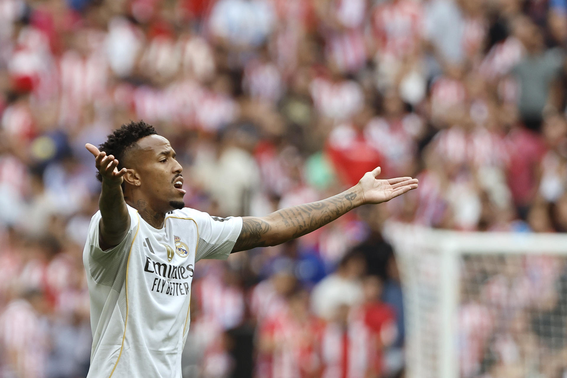 El defensa brasileño del Real Madrid Éder Militão durante el partido de LaLiga entre el Real Madrid y el Atlético de Madrid que se disputó en el estadio Riyadh Air Metropolitano este sábado. EFE/ Sergio Pérez