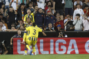 El delantero venezolano del Oviedo Salomón Rondón (c) celebra su gol, segundo del equipo asturiano ante el Valencia, durante el partido de LaLiga de fútbol que Valencia CF y Real Oviedo disputan este martes en el estadio de Mestalla. EFE/Kai Forsterling
