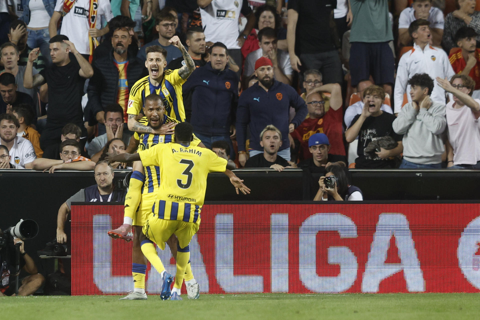 El delantero venezolano del Oviedo Salomón Rondón (c) celebra su gol, segundo del equipo asturiano ante el Valencia, durante el partido de LaLiga de fútbol que Valencia CF y Real Oviedo disputan este martes en el estadio de Mestalla. EFE/Kai Forsterling