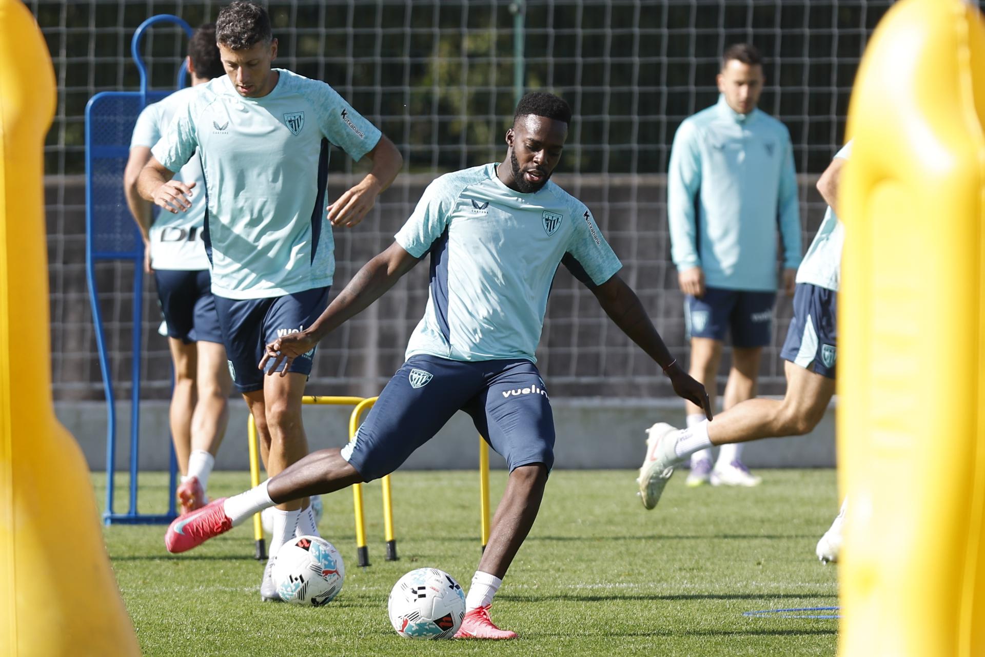 Iñaki Williams durante el entrenamiento que el Athletic de Bilbao ha celebrado este jueves para preparar el encuentro de Liga del próximo sábado contra el Alavés en San Mamés. EFE/ Miguel Toña
