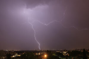 Imagen de los rayos durante una tormenta en Valencia en julio pasado. EFE/Kai Forsterling