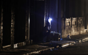 Una persona espera el regreso de la electricidad afuera de su casa el miércoles, en La Habana (Cuba). EFE/Ernesto Mastrascusa
