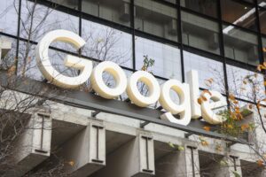Fotografía de archivo del logo de la compañía Google en la entrada principal de su sede en la Terminal de San Juan, en Manhattan (Nueva York, EE.UU.). EFE/Sarah Yenesel