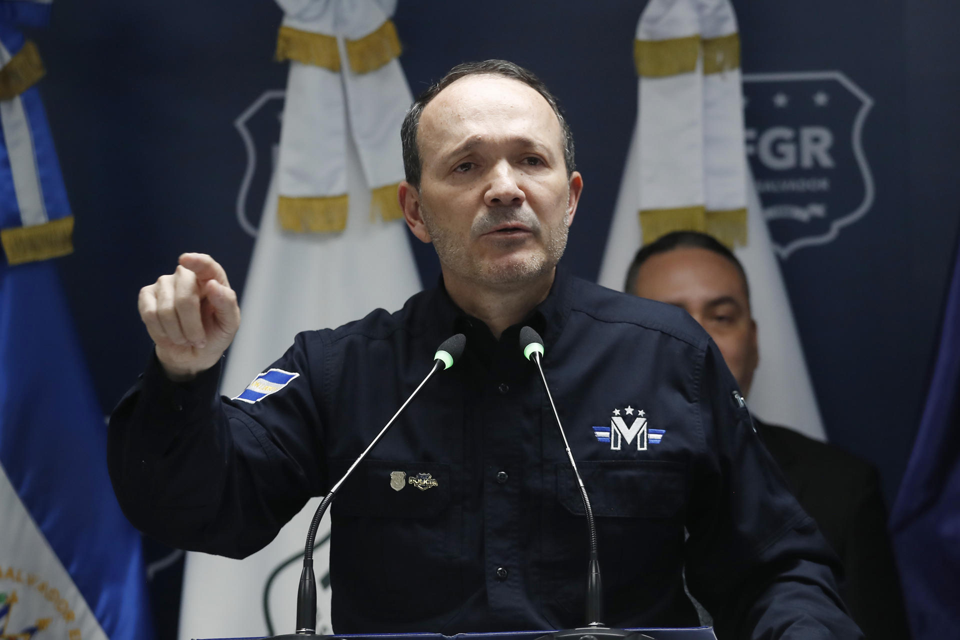 El ministro de justicia y seguridad, Gustavo Villatoro, habla durante una rueda de prensa este miércoles, en la sede de la Fiscalía General de la República, en Antiguo Cuscatlán (El Salvador). EFE/ Rodrigo Sura
