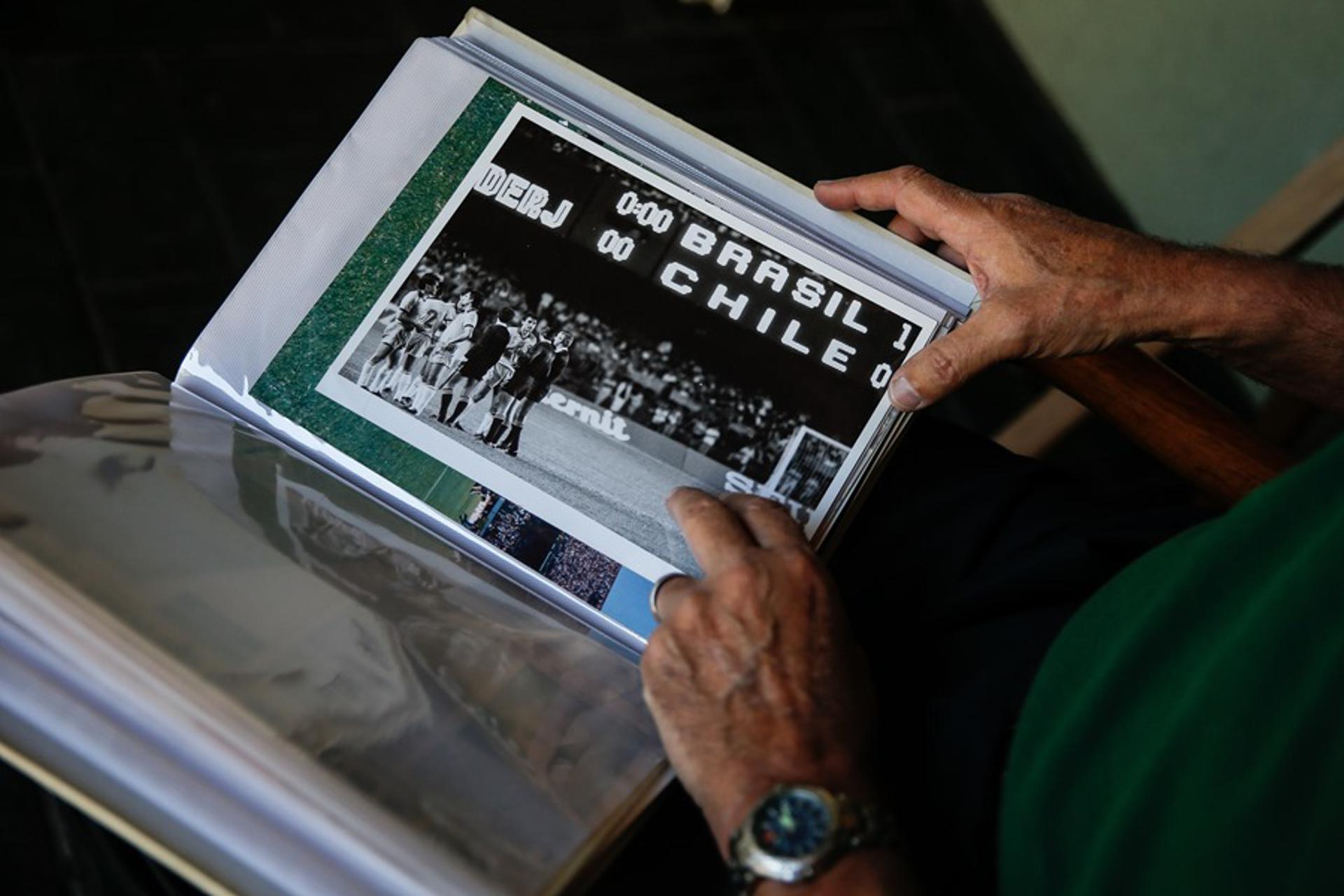 El exárbitro argentino Juan Carlos Loustau muestra fotografías del 3 de septiembre de 1989 cuando dirigió el partido de eliminatorias del Mundial de Italia'90 entre Chile y Brasil. EFE/Juan Ignacio Roncoroni