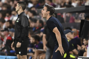 El entrenador del Rayo Vallecano Iñigo Pérez durante el partido de la tercera jornada de LaLiga entre el Rayo Vallecano y el FC Barcelona, el pasado 31. EFE/Fernando Villar
