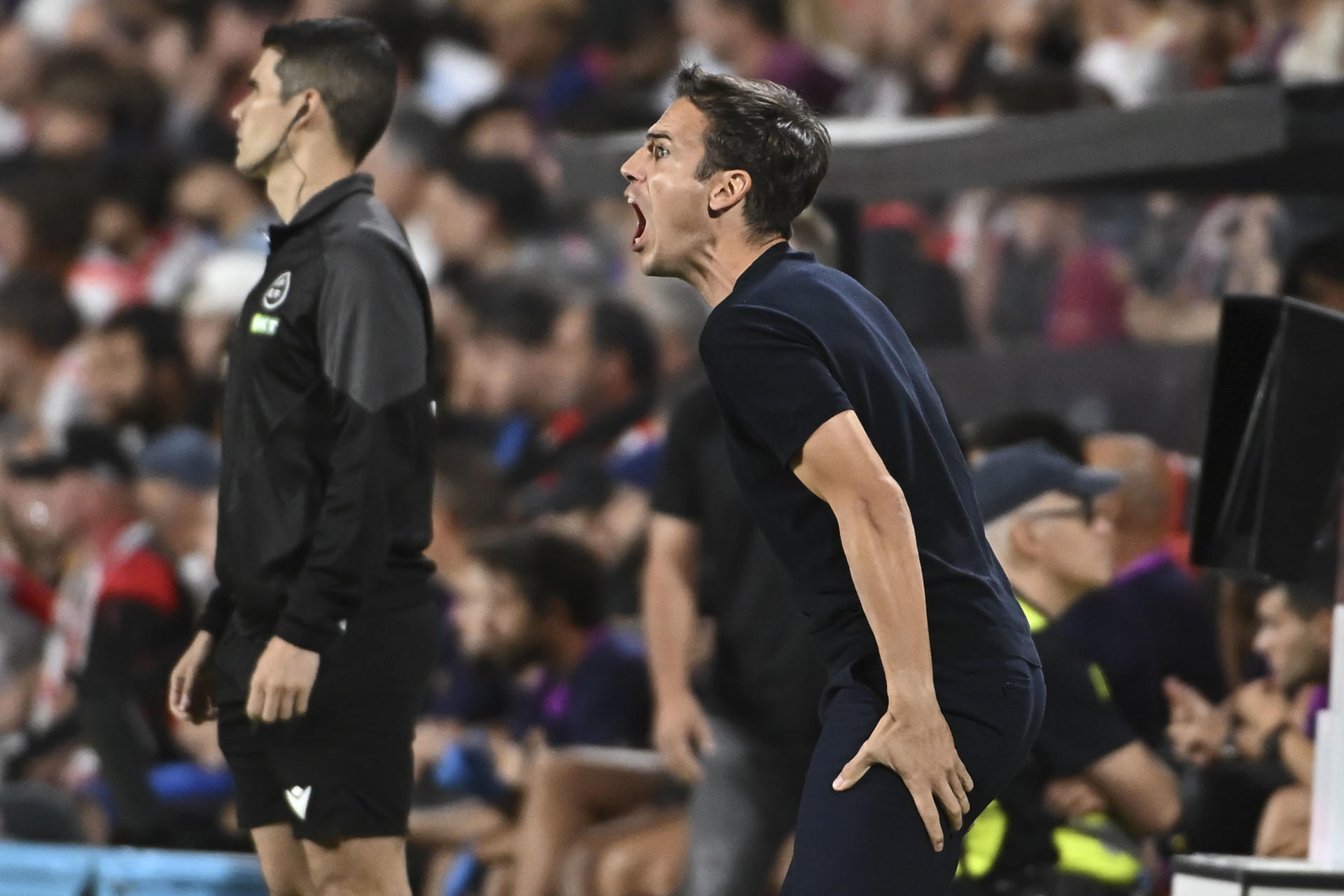 El entrenador del Rayo Vallecano Iñigo Pérez durante el partido de la tercera jornada de LaLiga entre el Rayo Vallecano y el FC Barcelona, el pasado 31. EFE/Fernando Villar