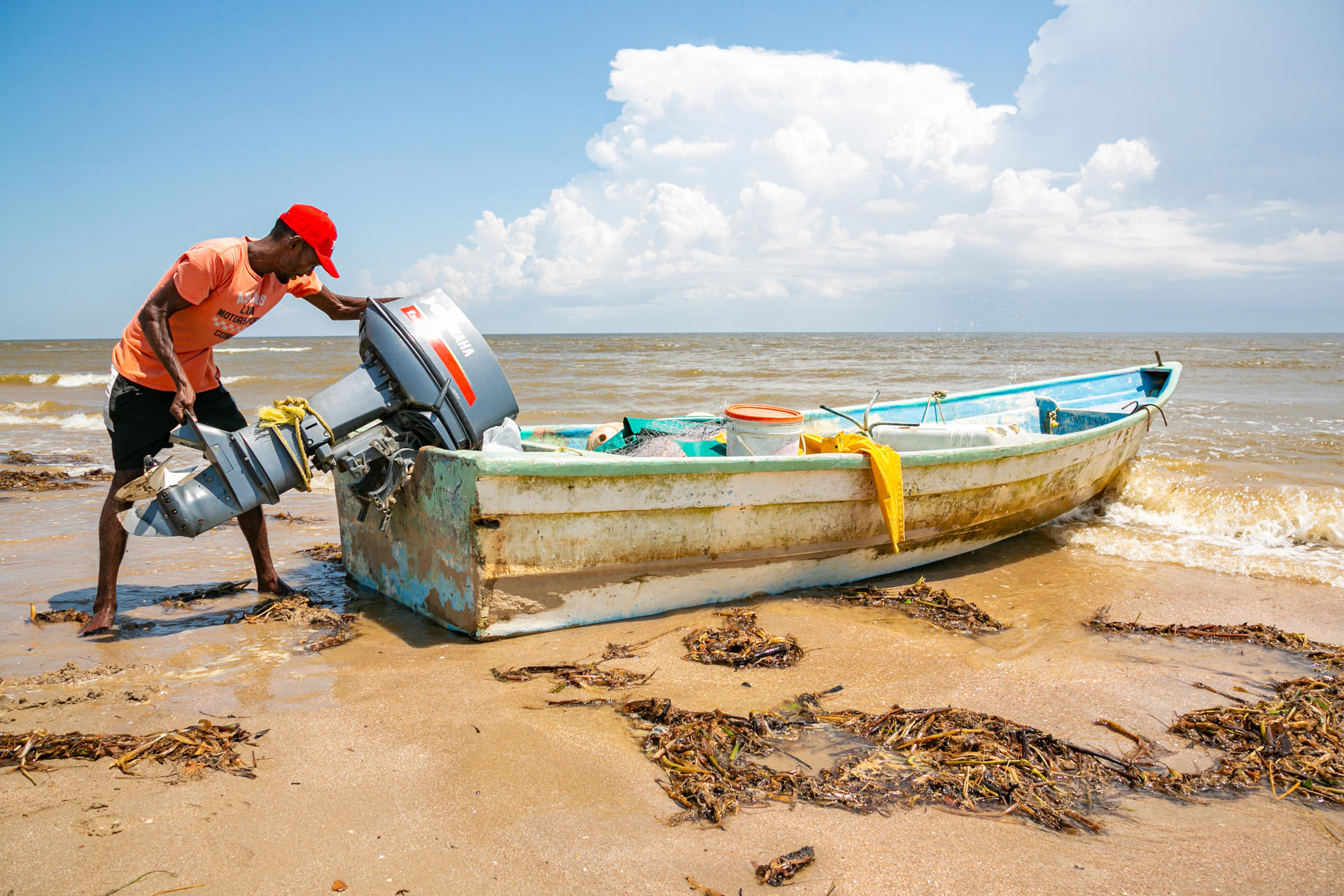 Fotografía que muestra al pescador venezolano Candy Edwards preparándose para salir a pescar en Icacos (Trinidad y Tobago). EFE/ Andrea de Silva