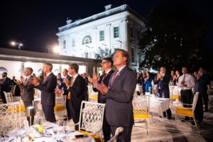 El presidente de Estados Unidos, Donald Trump ofrece una cena para miembros de su administración y del Congreso en el recién renovado Jardín de las Rosas de la Casa Blanca en Washington (EE.UU.). EFE/EPA/FRANCIS CHUNG/ POOL