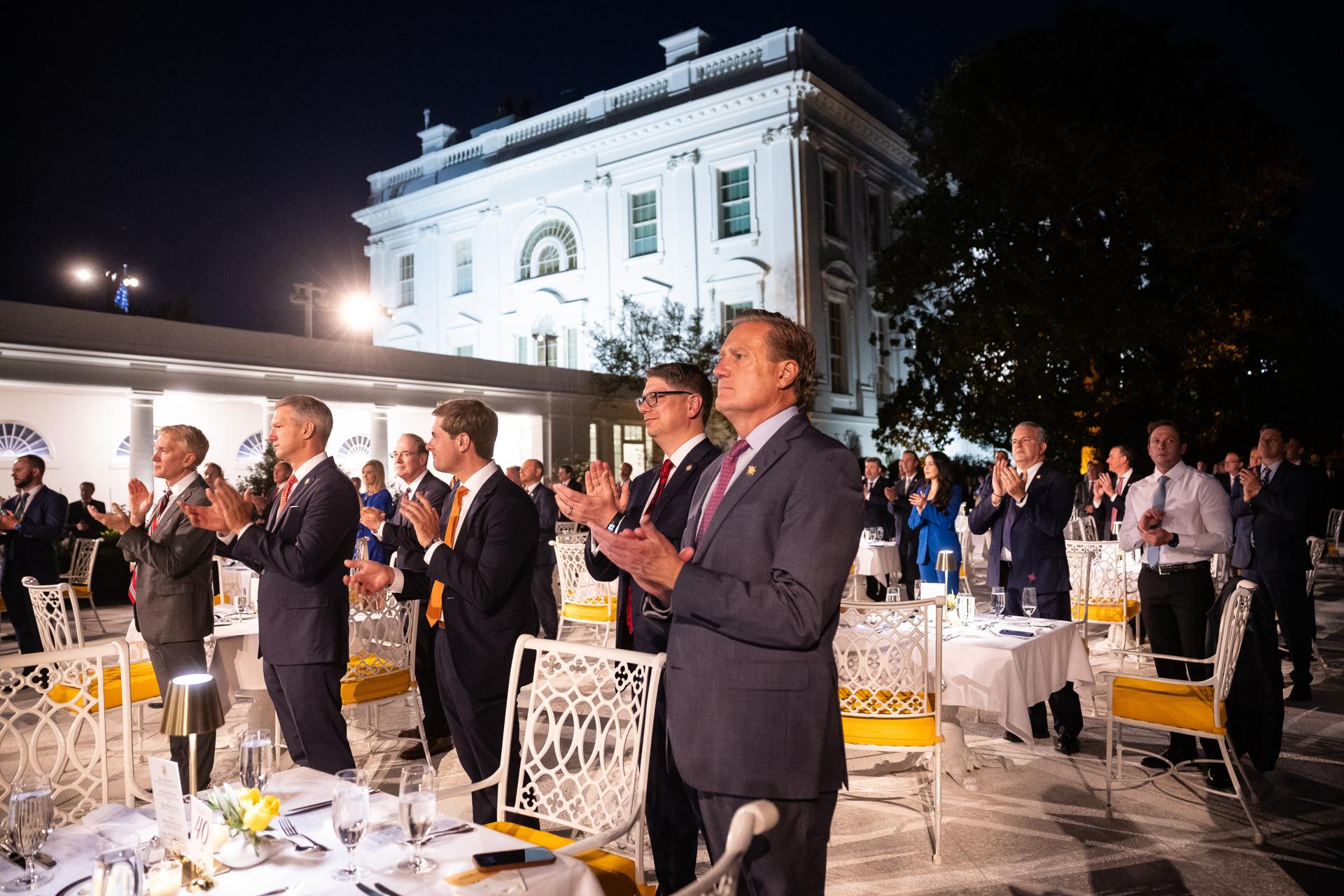 El presidente de Estados Unidos, Donald Trump ofrece una cena para miembros de su administración y del Congreso en el recién renovado Jardín de las Rosas de la Casa Blanca en Washington (EE.UU.). EFE/EPA/FRANCIS CHUNG/ POOL