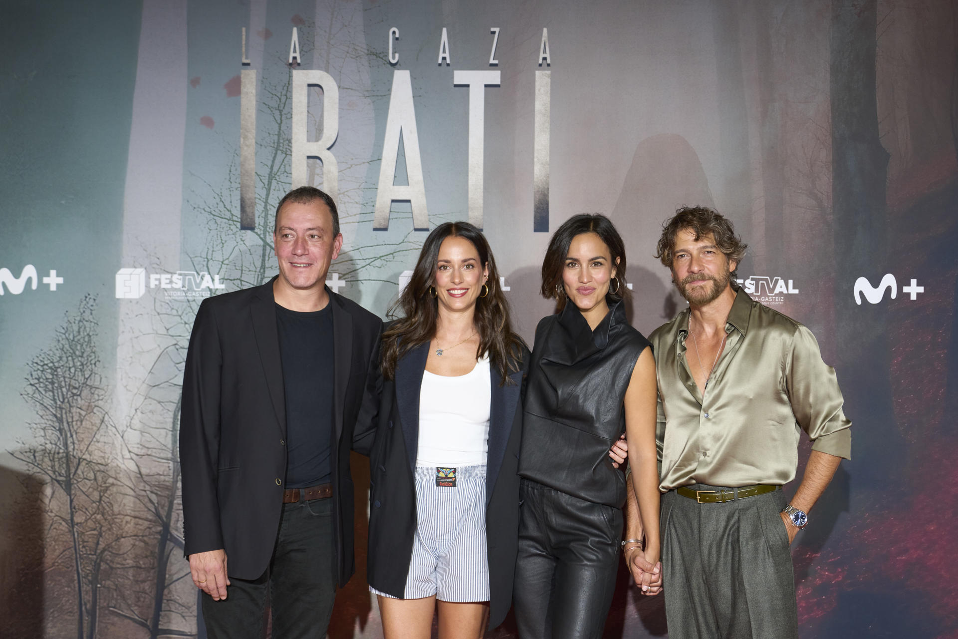 Los miembros del reparto de la serie 'La Caza Irati' Roger Casamajor (i), Silvia Alonso (2i) Megan Montaner (2d) y Félix Gómez (d) posan para los gráficos este jueves en Vitoria en la presentación de la serie de Movistar+ en el Festival de Cine y Televisión de Vitoria-Gasteiz. EFE/Adrián Ruiz-Hierro