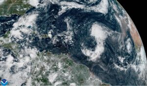 Fotografía satelital cedida por la Oficina Nacional de Administración Oceánica y Atmosférica de Estados Unidos (NOAA), a través del Centro Nacional de Huracanes (NHC), donde se muestra la localización de la tormenta Gabrielle en el Atlántico este miércoles. EFE/ NOAA-NHC