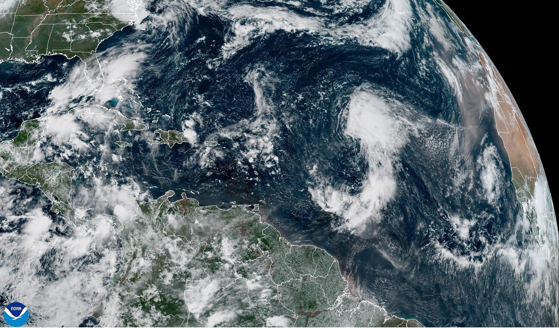 Fotografía satelital cedida por la Oficina Nacional de Administración Oceánica y Atmosférica de Estados Unidos (NOAA), a través del Centro Nacional de Huracanes (NHC), donde se muestra la localización de la tormenta Gabrielle en el Atlántico este miércoles. EFE/ NOAA-NHC