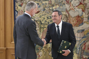 Felipe VI recibe en audiencia al fiscal general del Estado, Álvaro García Ortiz, que le entrega la Memoria de la Fiscalía de 2024, este miércoles en Madrid. EFE/ Fernando Villar