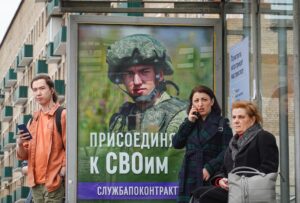 Imagen de archivo de una parada de autobús junto a un anuncio de reclutamiento militar que muestra a un soldado ruso con una inscripción que dice "Únete al tuyo", en Moscú, Rusia. EFE/EPA/YURI KOCHETKOV