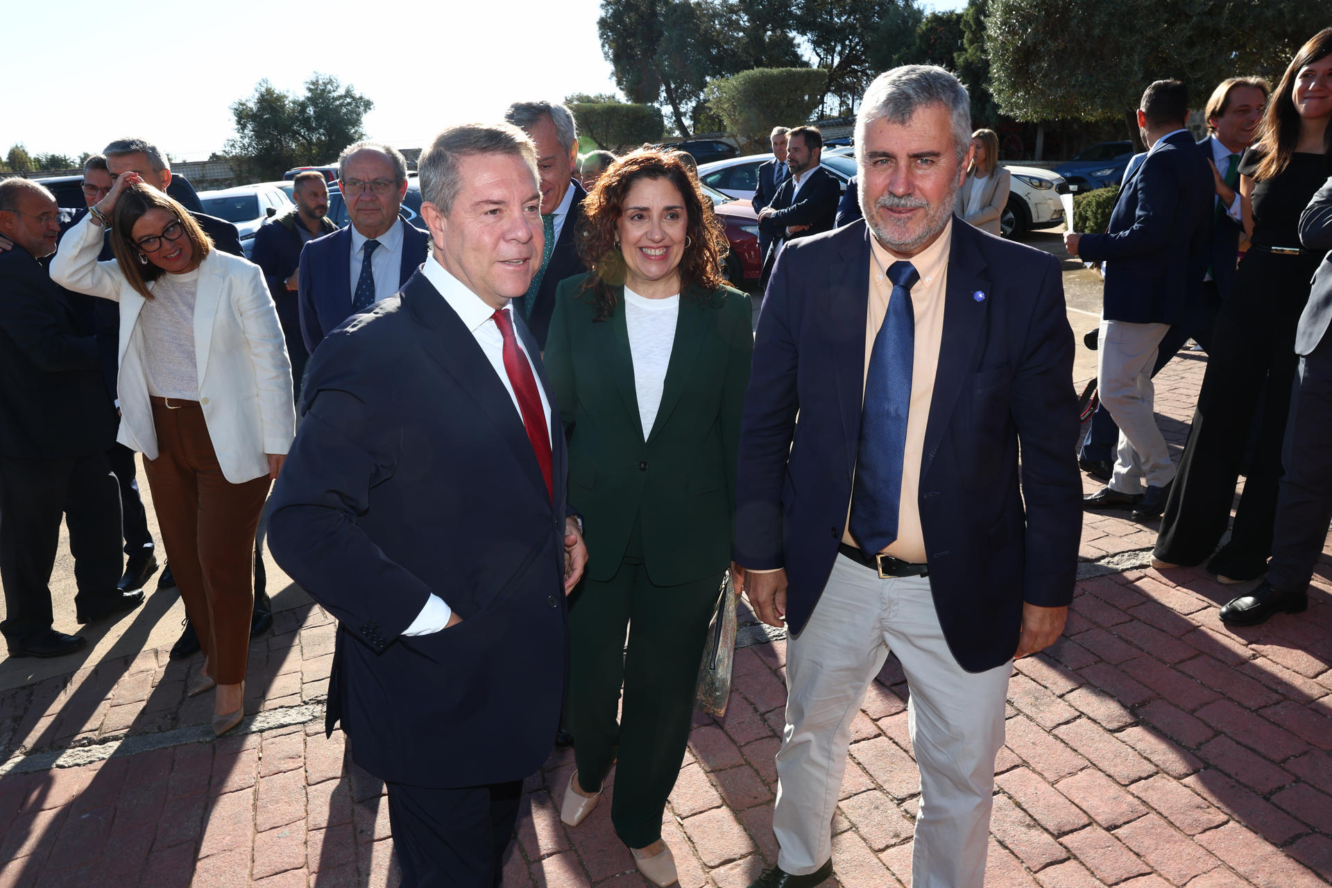 El presidente de la agencia EFE, Miguel Ángel Oliver (d), la delegada de la agencia en Casilla-La Mancha, Lidia Sánchez, y el presidente de Castilla-La Mancha, Emiliano García-Page, a su llegada a la celebración del 40 aniversario de la agencia EFE en Castilla-La Mancha, este viernes en Toledo. EFE/ Ismael Herrero
