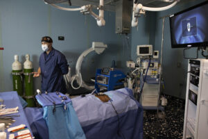 Fotografía de archivo en donde se ve a un médico en un quirófano. EFE/Orlando Barría